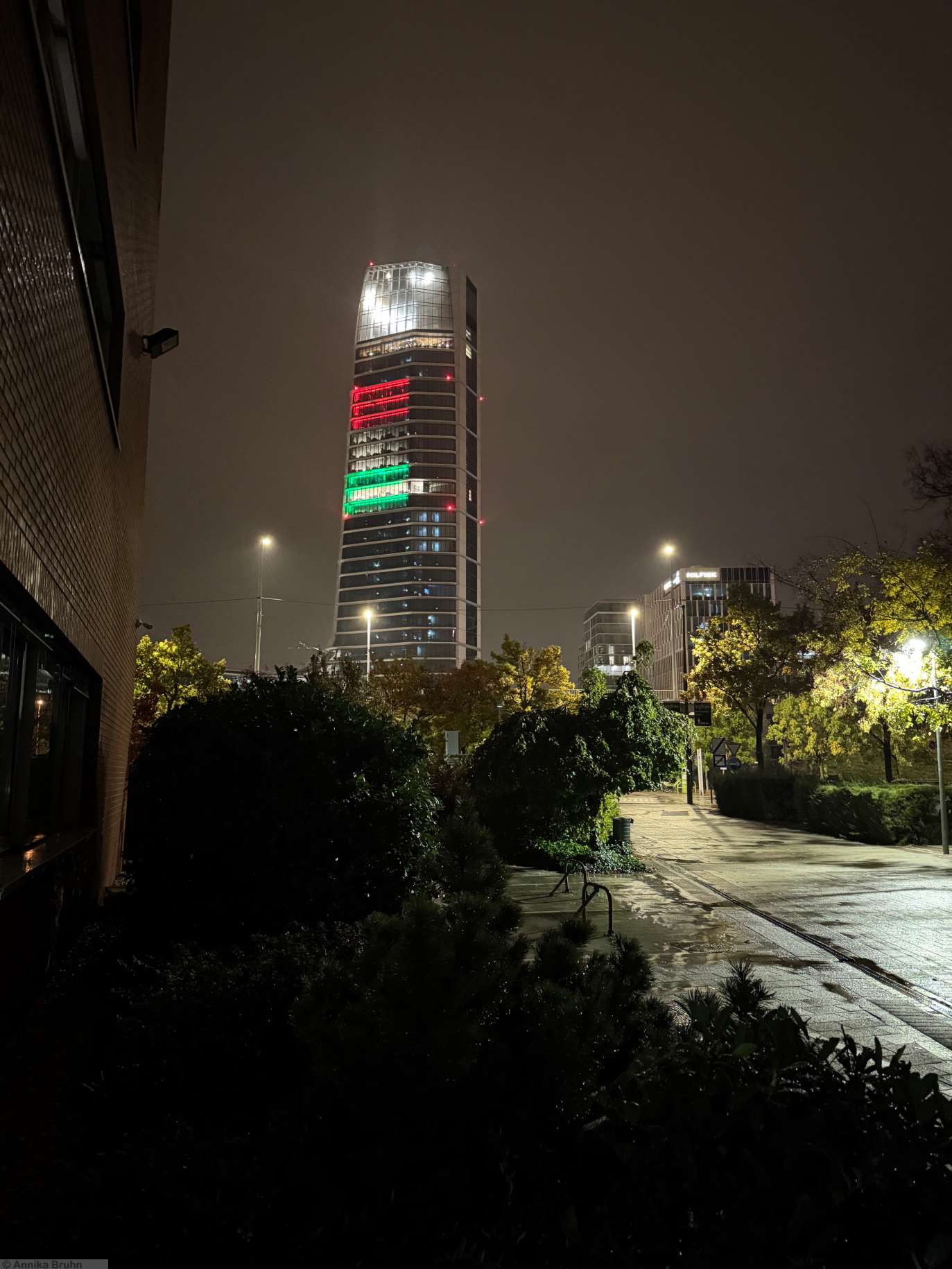 MOL Campus mit Nationalfarben